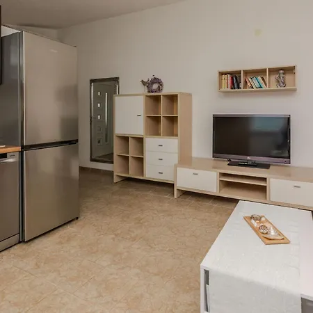 Tukara Apartment Vir
